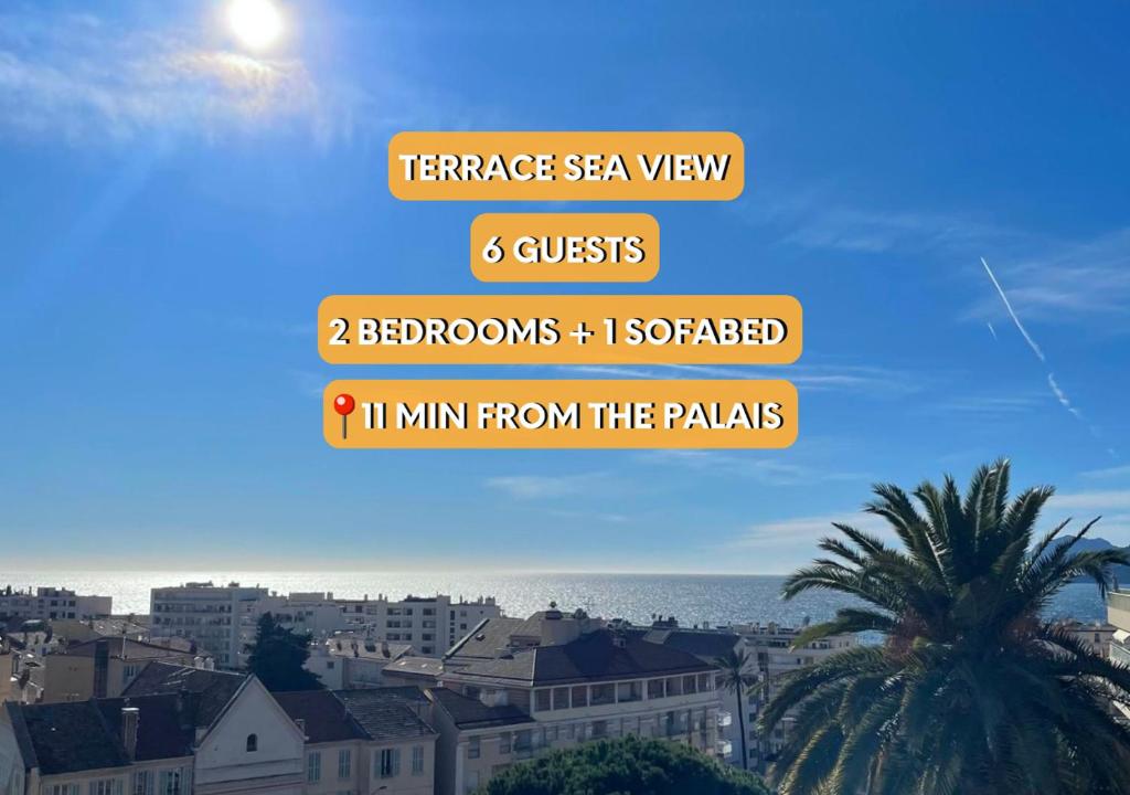 - une vue sur une ville avec des bâtiments et un palmier dans l'établissement TOP 3 rooms renovated SEA view 2025, à Cannes