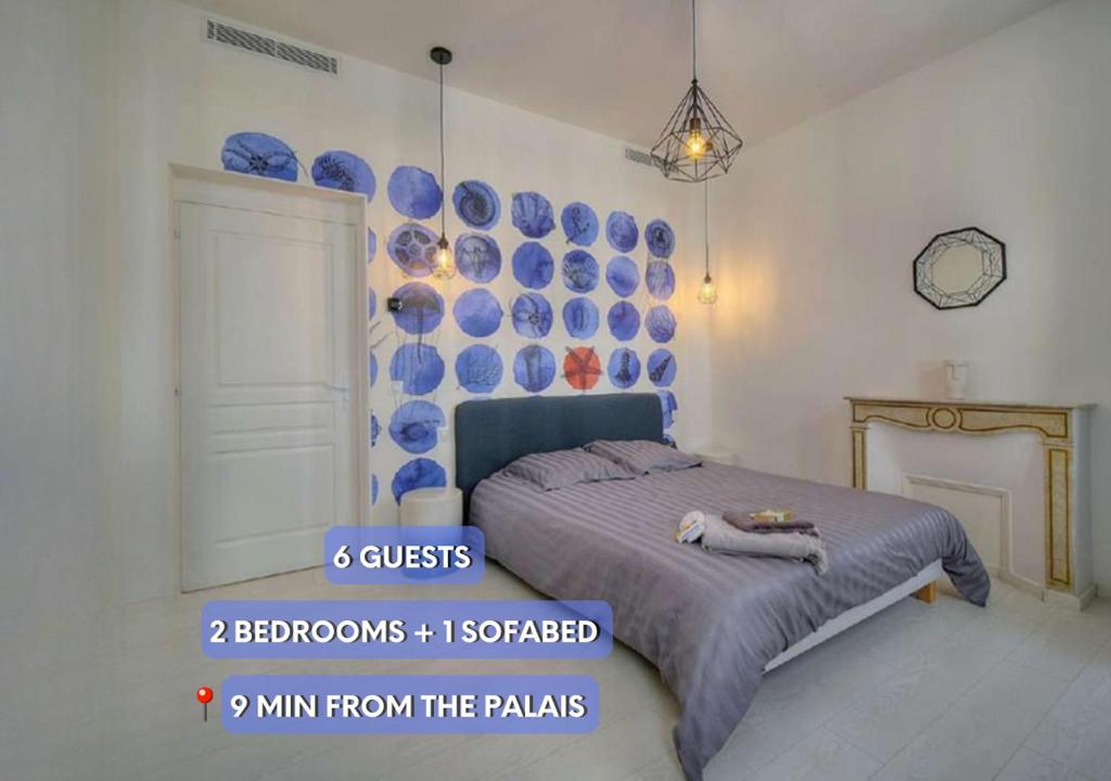 - une chambre avec un lit et des plaques bleues sur le mur dans l'établissement Superbe Flat 2 chambres and 1 canapé convertible 3P1, à Cannes