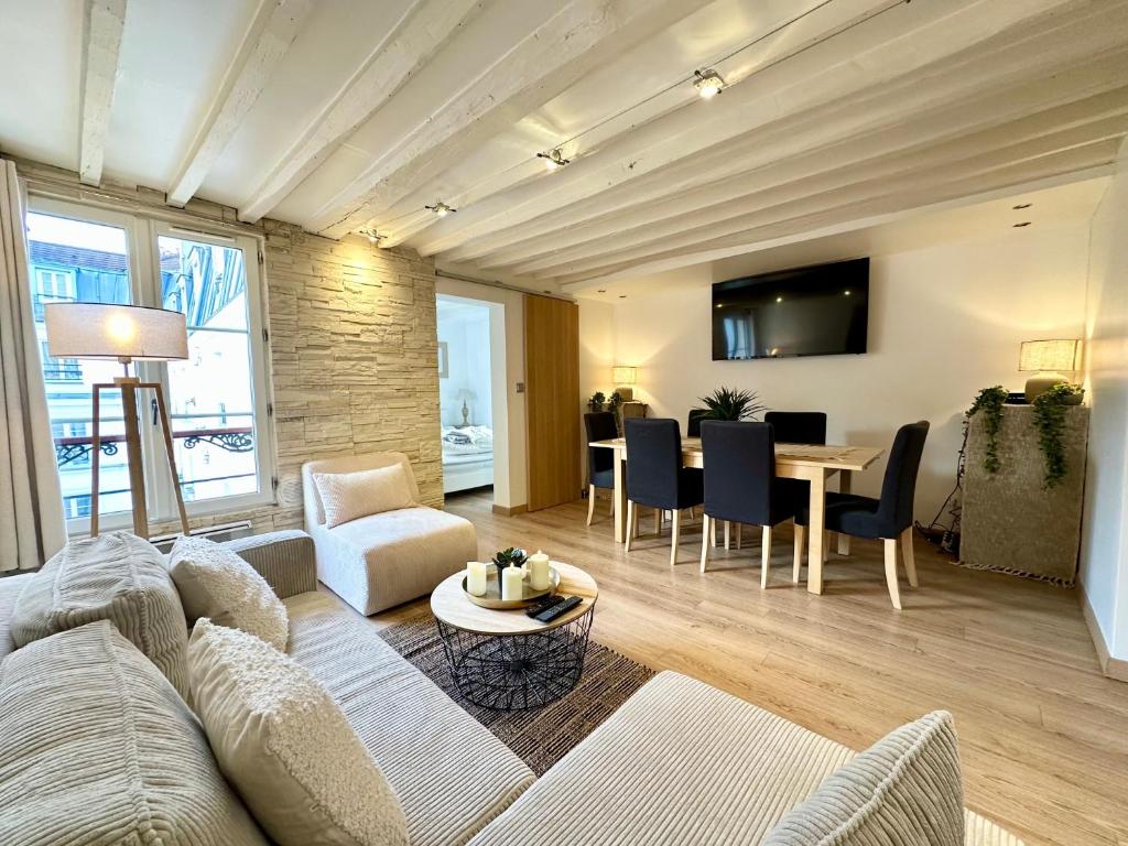 un salon avec un canapé et une table dans l'établissement MAGNIFIQUE 5 PIECES, à Paris