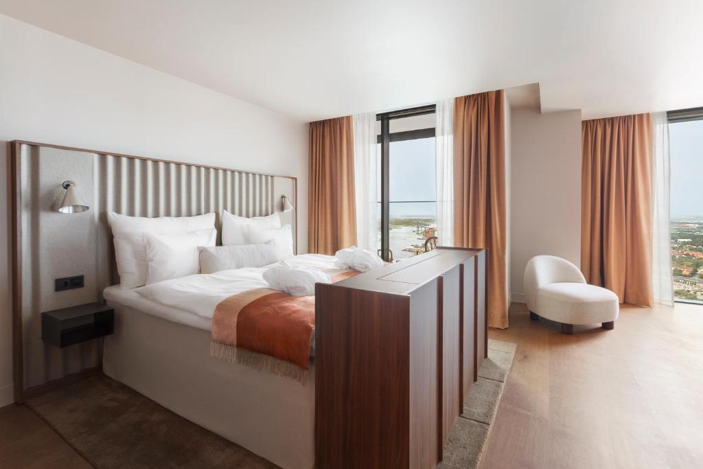 Postel nebo postele na pokoji v ubytování Clarion Hotel Karlatornet