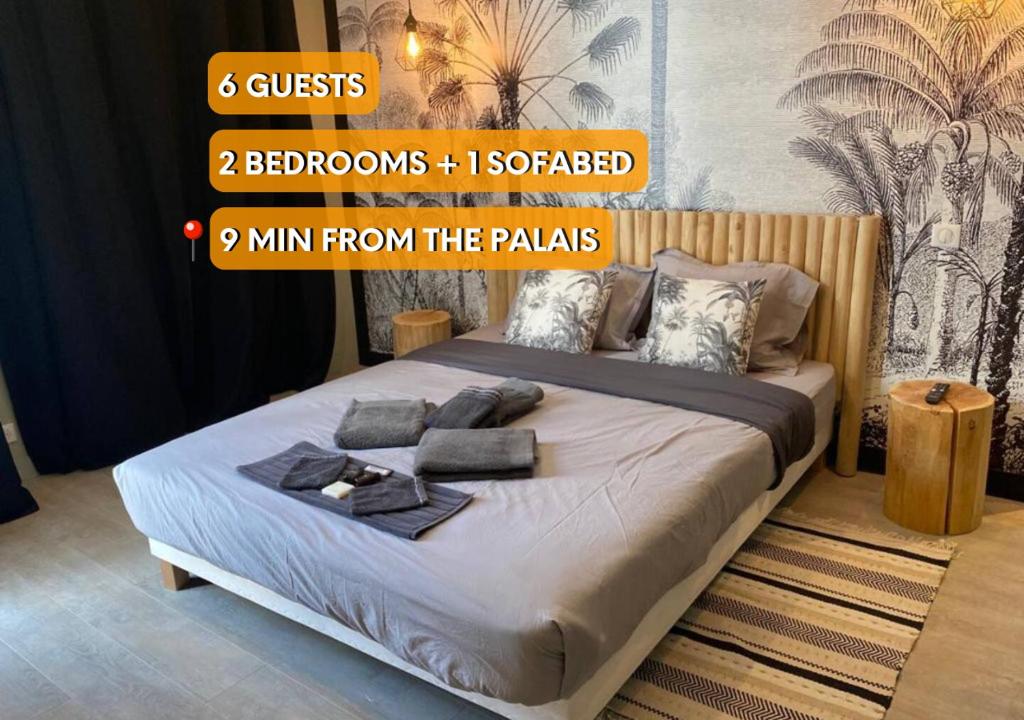 une chambre avec un lit avec des serviettes dessus dans l'établissement Charming 2 Bedrooms & 1 sofa bed renovated 3P3, à Cannes