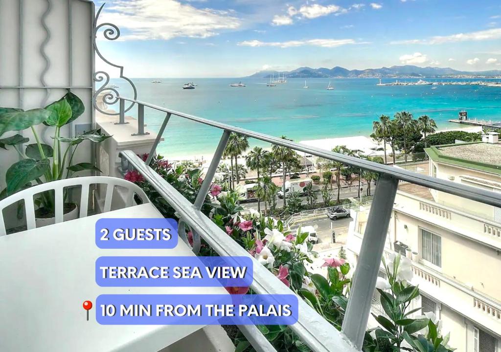 Elle comprend un balcon offrant une vue sur la plage et l'océan. dans l'établissement Luxury Superbe Studio Miramar Croisette, à Cannes
