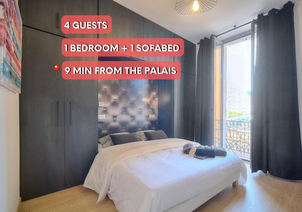 - une chambre avec un lit et un panneau au-dessus dans l'établissement Idéal 2 pièces rénové proche Palais 2P1, à Cannes
