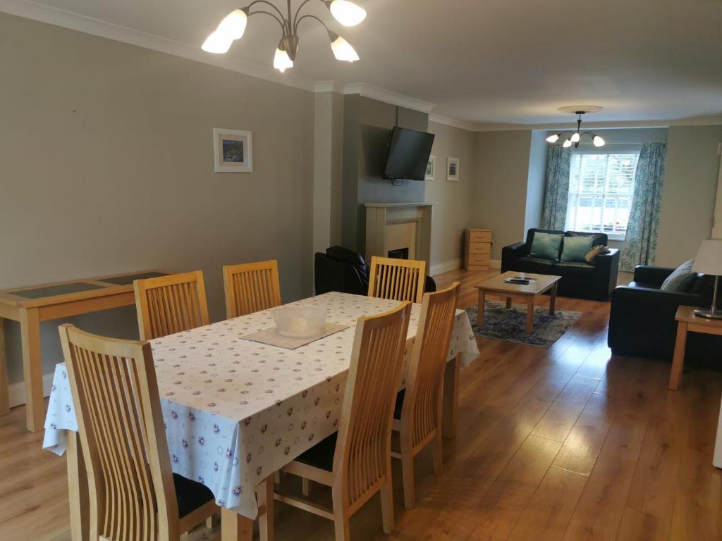 TV a/nebo společenská místnost v ubytování Bunratty Holiday Homes