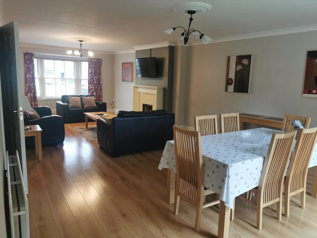 TV a/nebo společenská místnost v ubytování Bunratty Holiday Homes