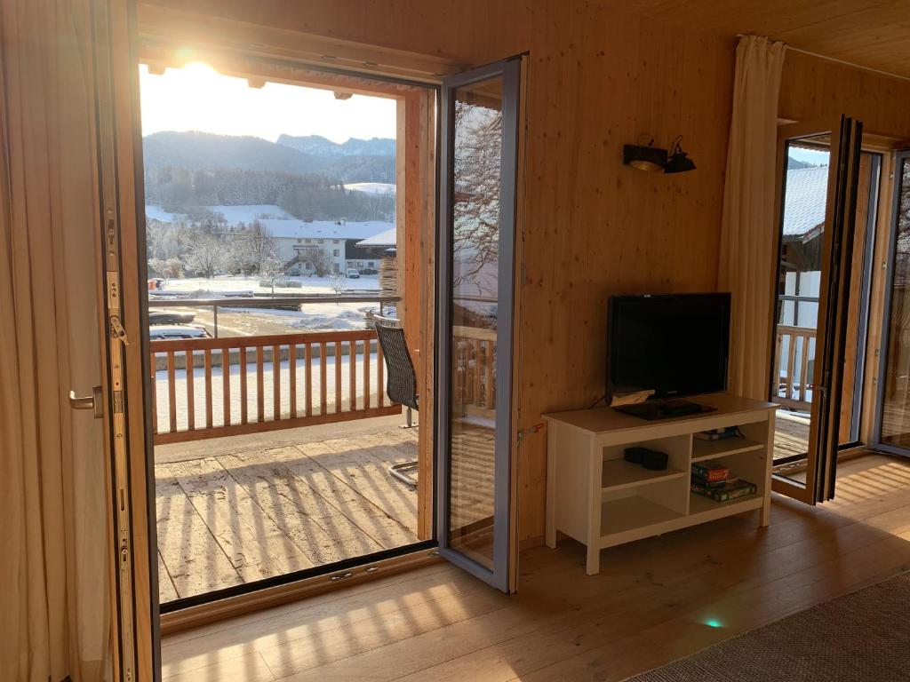TV a/nebo společenská místnost v ubytování Ferienwohnung Bernau - Kampenwand