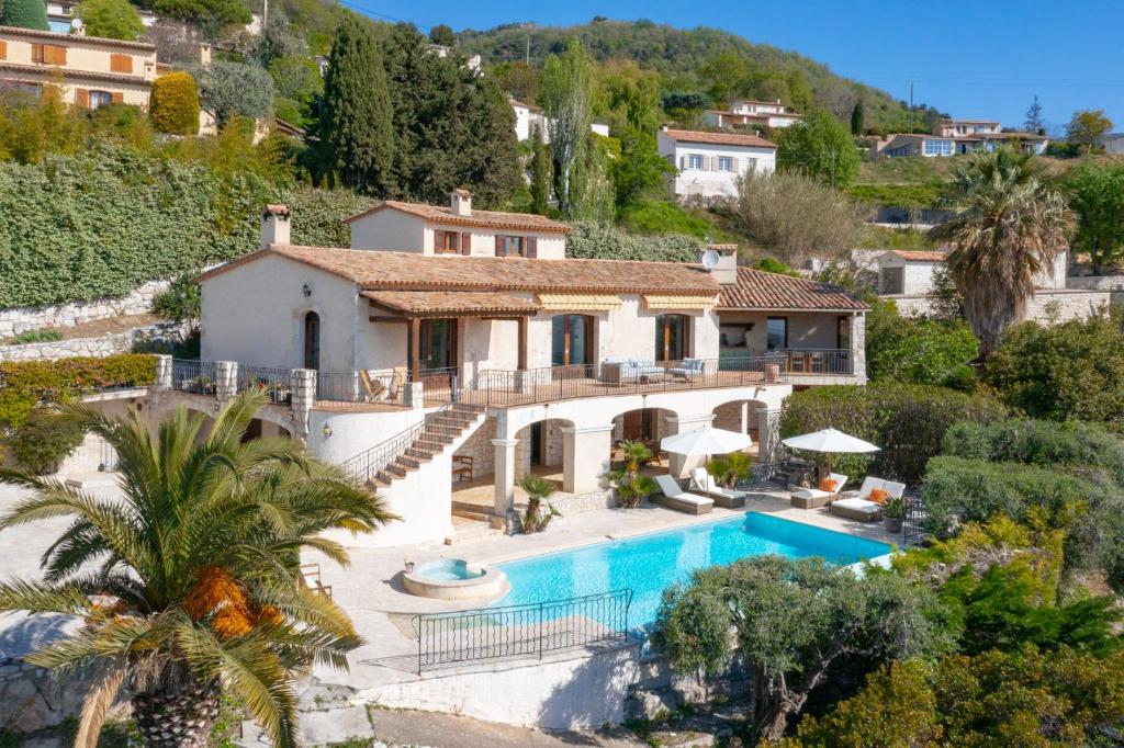 une vue aérienne d'une maison avec piscine dans l'établissement Villa Madeleine - Tourrettes-sur-Loup, à Tourrettes-sur-Loup