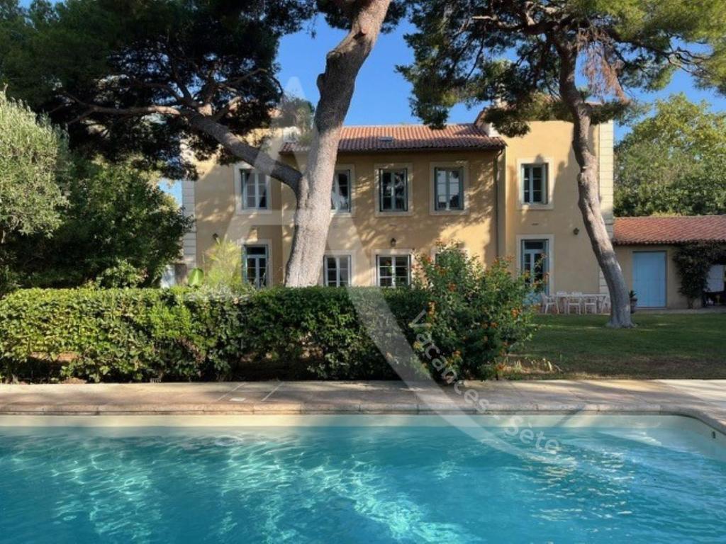 une villa avec piscine devant une maison dans l'établissement Maison de maitre capacite 10 personnes avec piscine, wifi et stationnement, à Sète