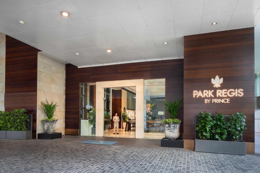 Park Regis Singapore Airport Shuttle www.booking.com