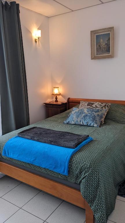 Postel nebo postele na pokoji v ubytování Auberge des Trains Mythiques Chambres d'hôtes à Gouarec au pied de la Vélodyssée