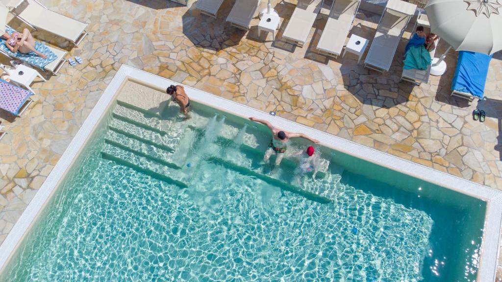 Bazén v ubytování Hotel Sans Souci nebo v jeho okolí