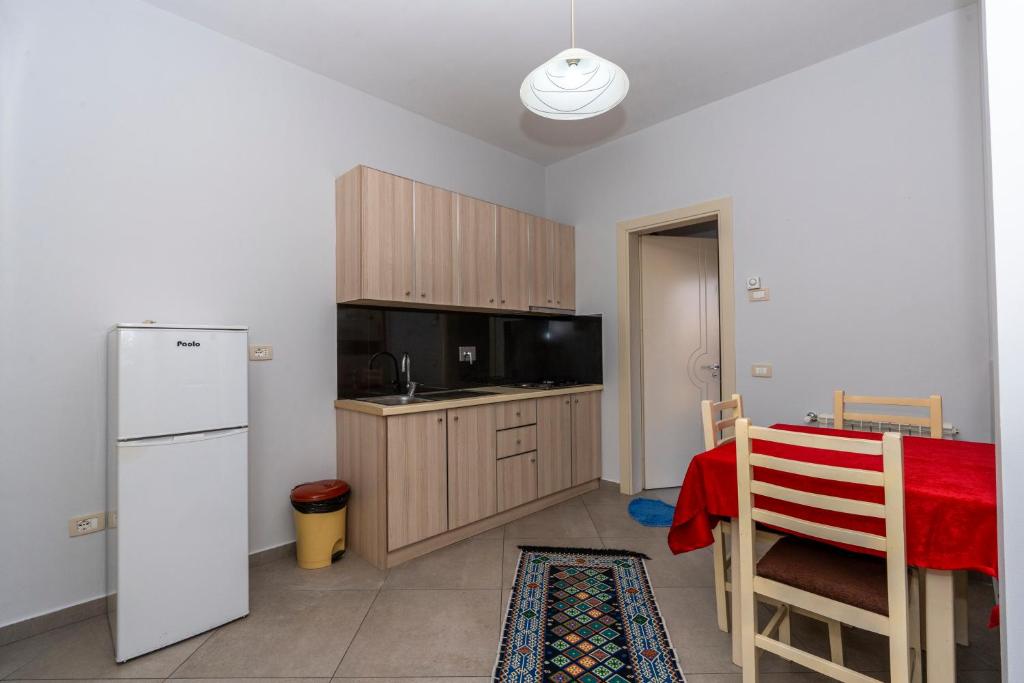 Una cocina o zona de cocina en Hotel Shkodra L