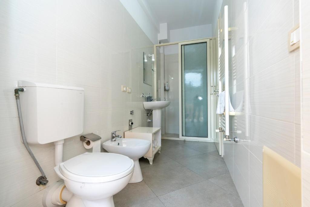 Un baño de Hotel Shkodra L