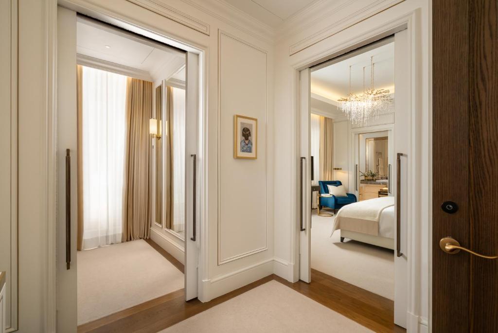 Postel nebo postele na pokoji v ubytování Corinthia Grand Hotel du Boulevard Bucharest