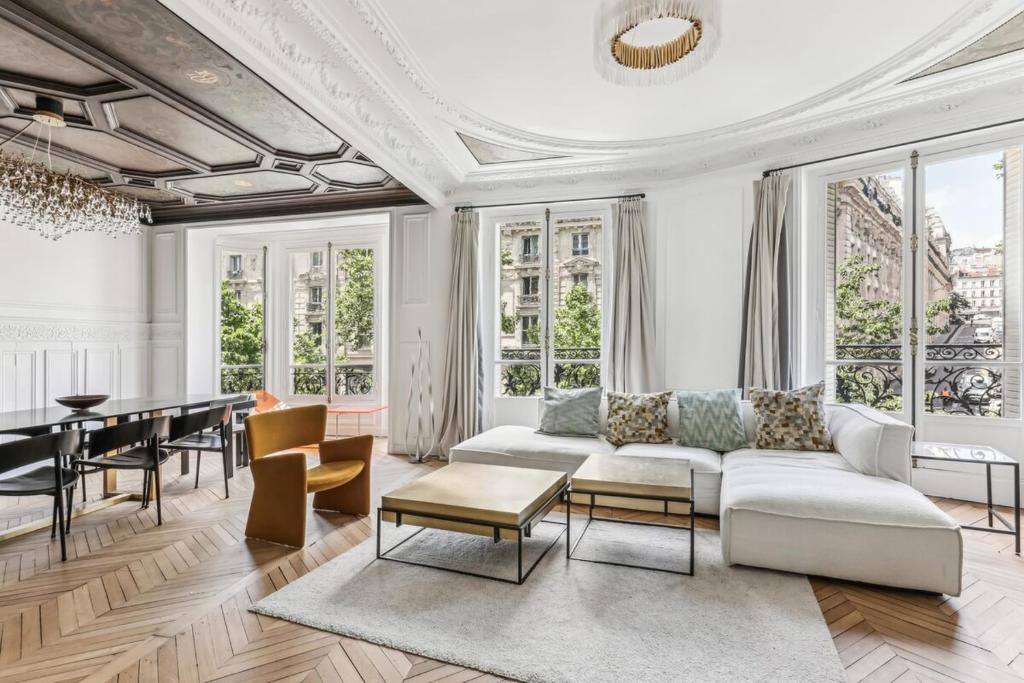 un salon avec un canapé et une table dans l'établissement Le Palace Sacré Coeur by ecoflats, à Paris