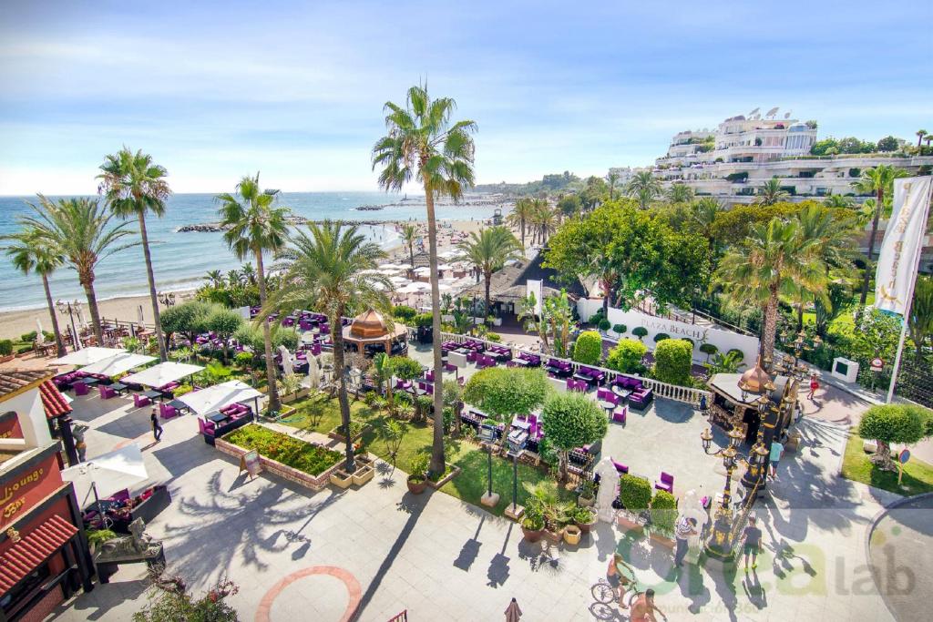 een uitzicht over een stad met palmbomen en een strand bij Boutique Hotel B51 in Marbella