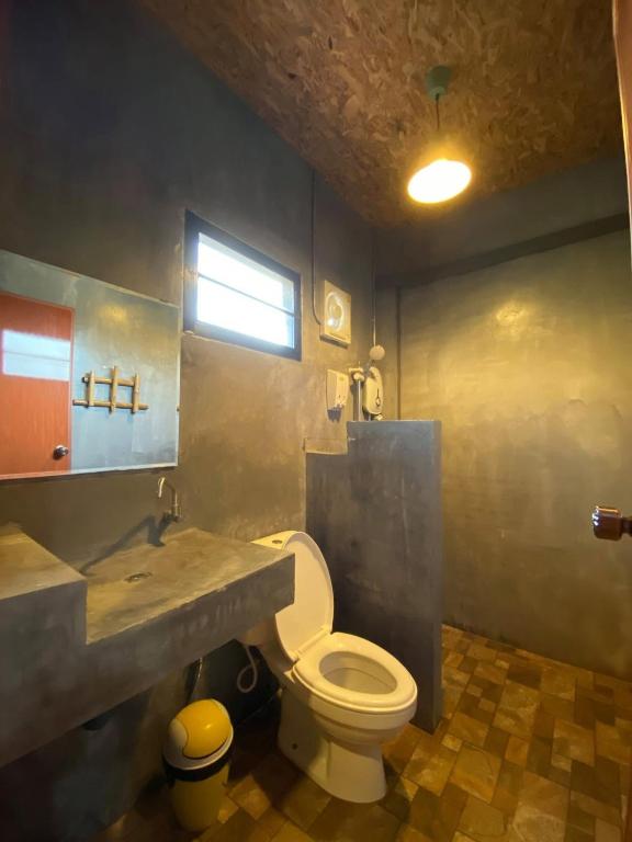 Koupelna v ubytování Baan Nork Farmstay บ้านนอก ฟาร์มสเตย์