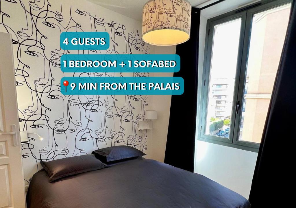 - une chambre avec un lit et des panneaux muraux dans l'établissement Splendid Flat 1 room and 1 sofa bed renovated 2P3, à Cannes