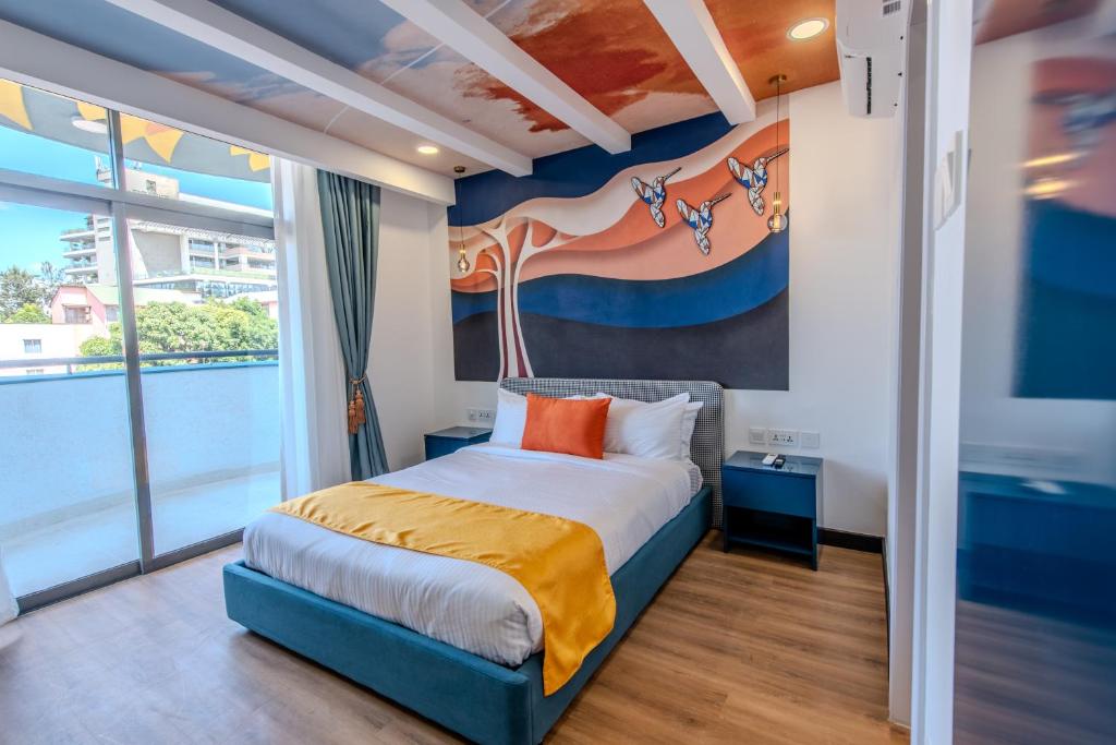 Postel nebo postele na pokoji v ubytování Kingfisher Nest Hotel Suites
