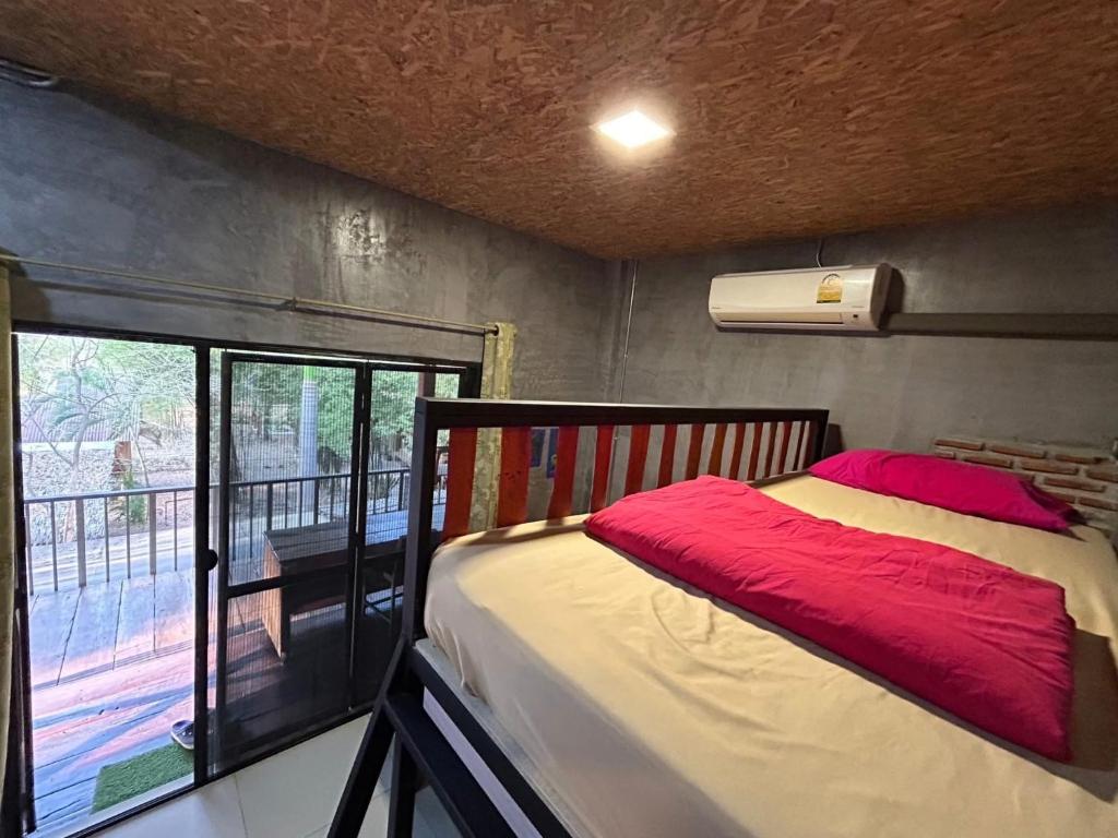 Postel nebo postele na pokoji v ubytování Baan Nork Farmstay บ้านนอก ฟาร์มสเตย์
