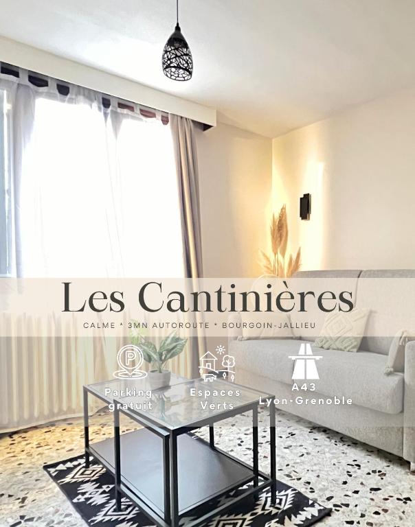 un salon avec un canapé et une table dans l'établissement Les Cantinières - Bourgoin Jallieu - Jardin Privé, à Ruy