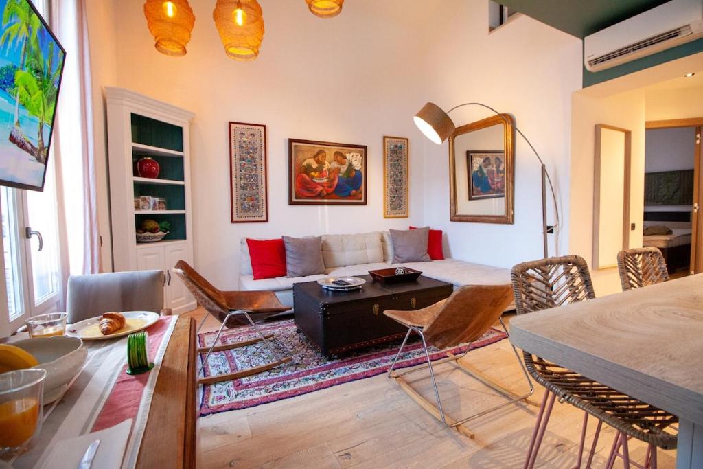 un salon avec un canapé et une table dans l'établissement Stylish & Spacious 2-Bed Duplex in Cannes, à Cannes
