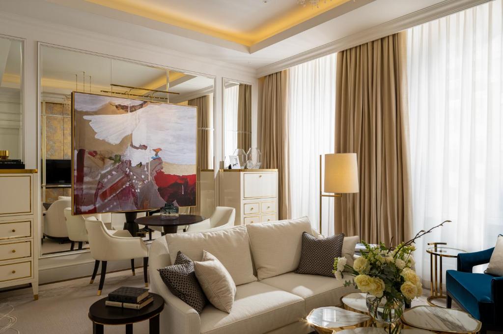 Posezení v ubytování Corinthia Grand Hotel du Boulevard Bucharest