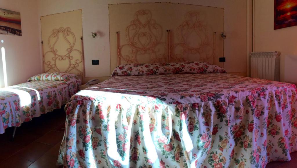 Postel nebo postele na pokoji v ubytování Lungomare Hotel