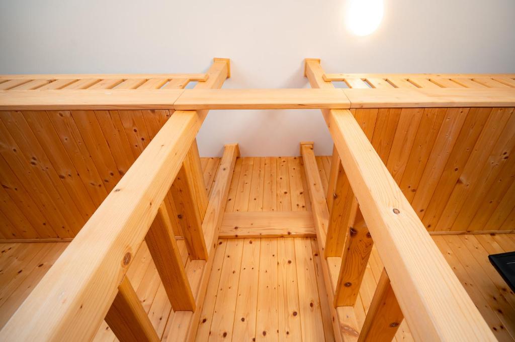 Palanda nebo palandy na pokoji v ubytování Apartmán U Mamuta