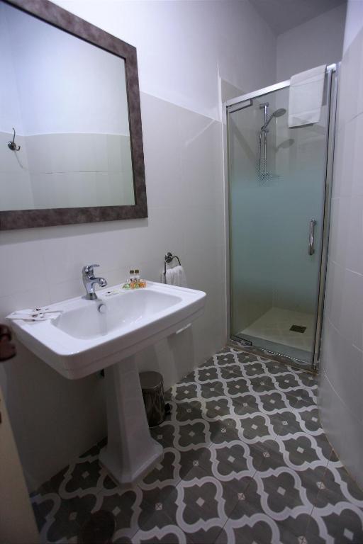 Koupelna v ubytování Apartamentos Los Patios de la Judería