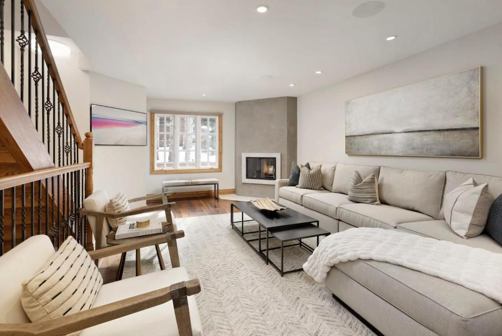 Central AC, Updated 4 BR, 4-5 BA Townhouse, Pool