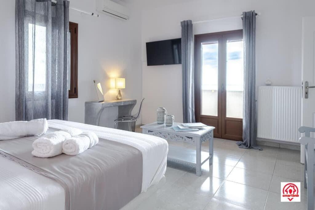 Voodi või voodid majutusasutuse Modern Naya Escape in Santorini with Captivating Sea Views toas