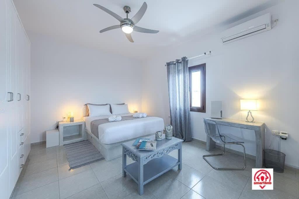 Voodi või voodid majutusasutuse Modern Naya Escape in Santorini with Captivating Sea Views toas