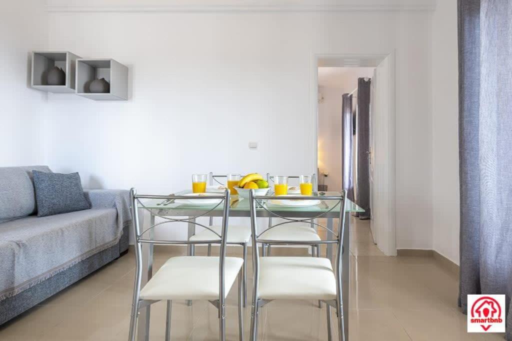 Istumisnurk majutusasutuses Modern Naya Escape in Santorini with Captivating Sea Views