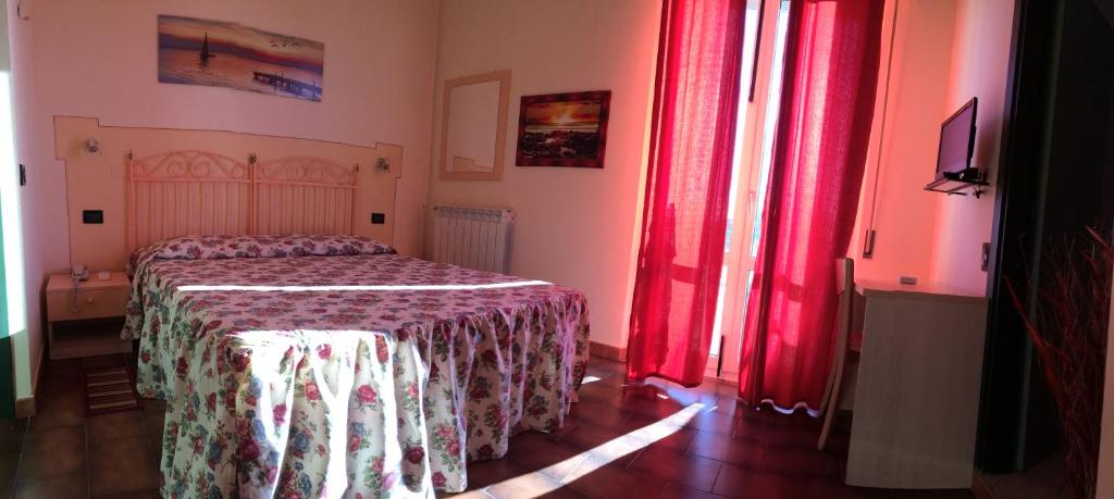 Postel nebo postele na pokoji v ubytování Lungomare Hotel
