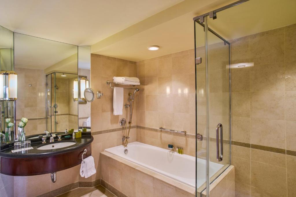 Hilton Cairo Grand Nile - Corner King Suite - Nil View