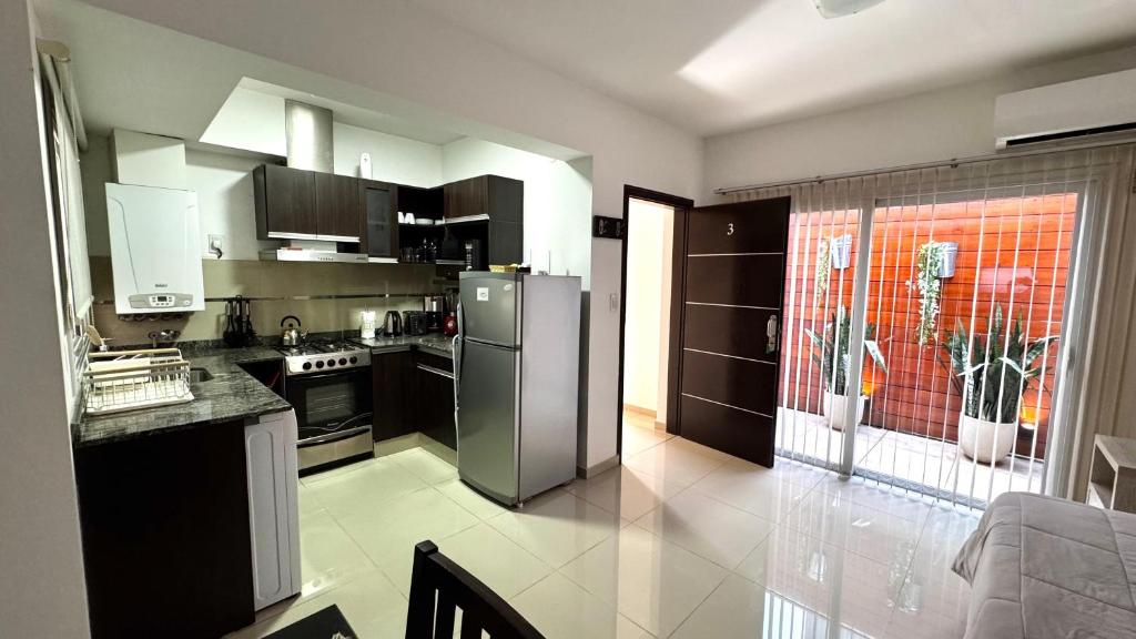 eine Küche mit einem Kühlschrank aus Edelstahl in der Unterkunft Villa María Urban Aparts in Villa María