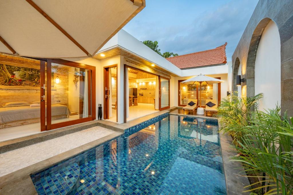 an image of a swimming pool in a villa at Ketut Losmen Villas Lembongan in Nusa Lembongan