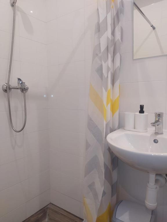 Koupelna v ubytování RVR Smart Apartments Riga with self Check-in