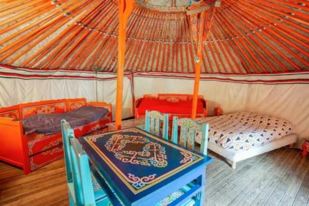 Postel nebo postele na pokoji v ubytování Camping 1 étoile - ccaegif