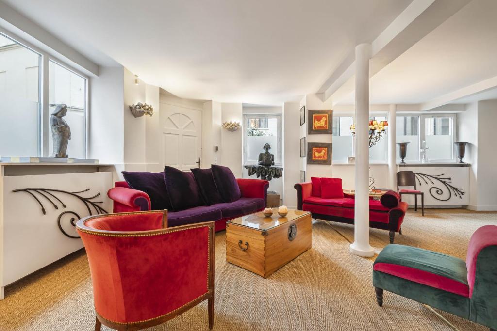 un salon avec des canapés, des chaises et une table dans l'établissement Ballerine, à Paris