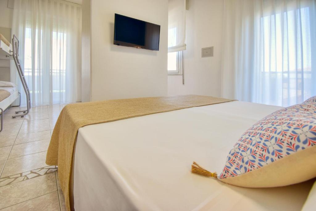 TV a/nebo společenská místnost v ubytování Ambra Hotel Cattolica