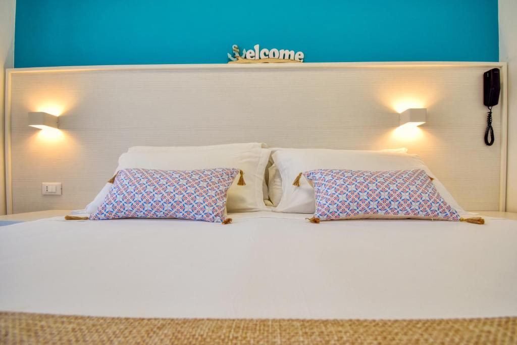 Postel nebo postele na pokoji v ubytování Ambra Hotel Cattolica