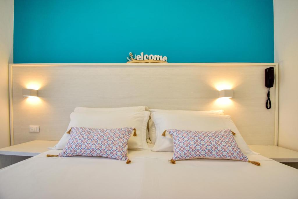 Postel nebo postele na pokoji v ubytování Ambra Hotel Cattolica