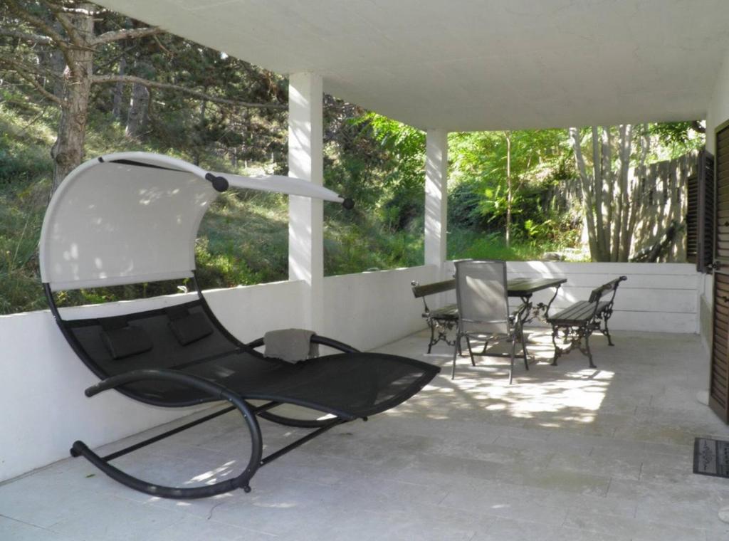 czarny fotel bujany na patio w obiekcie Apartment Starcevic Filipovic w Bašce
