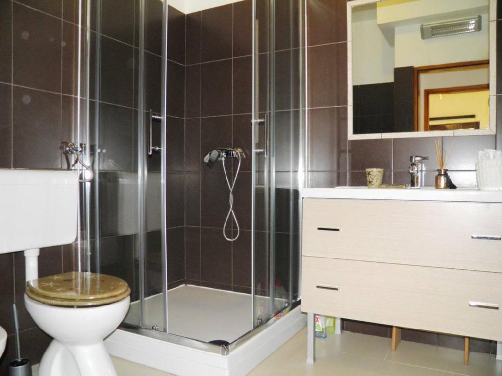 łazienka z prysznicem, toaletą i umywalką w obiekcie Apartment Starcevic Filipovic w Bašce