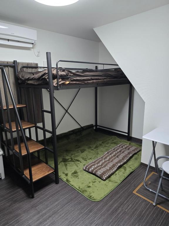 Palanda nebo palandy na pokoji v ubytování NINN101 - Osaka Itami Airport Guest House 大阪国際空港 伊丹空港 ITM ゲストハウス ニン
