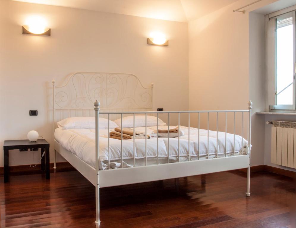 ベルガモにあるマイルーム ゲスト ハウスのベッドルーム1室(白いベッド1台付)