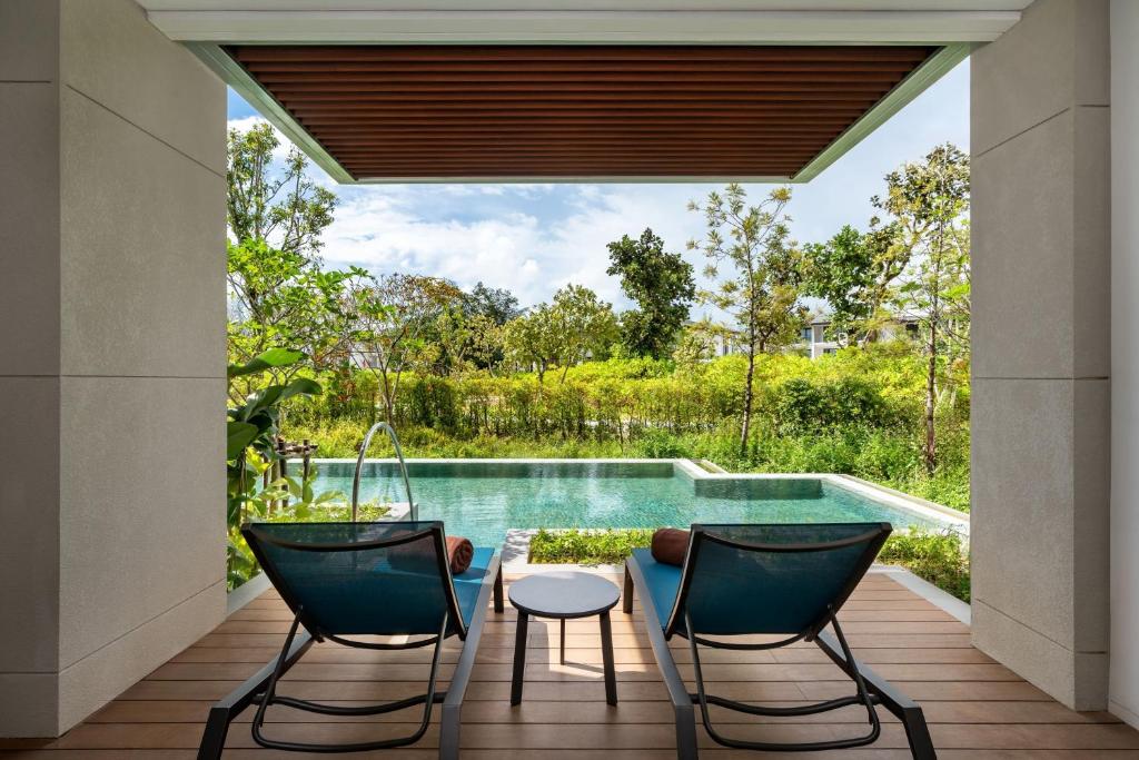 Bazén v ubytování Khao Lak Marriott Beach Resort & Spa nebo v jeho okolí