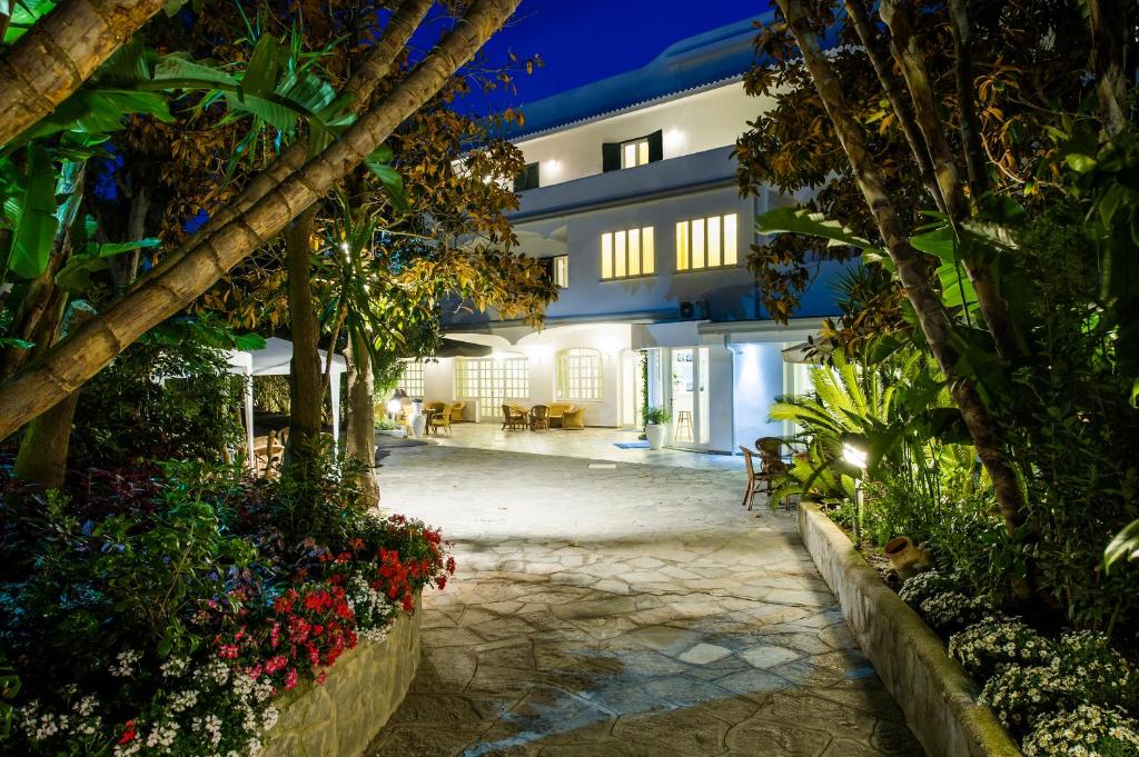 La alberca dentro o cerca de Hotel San Francesco